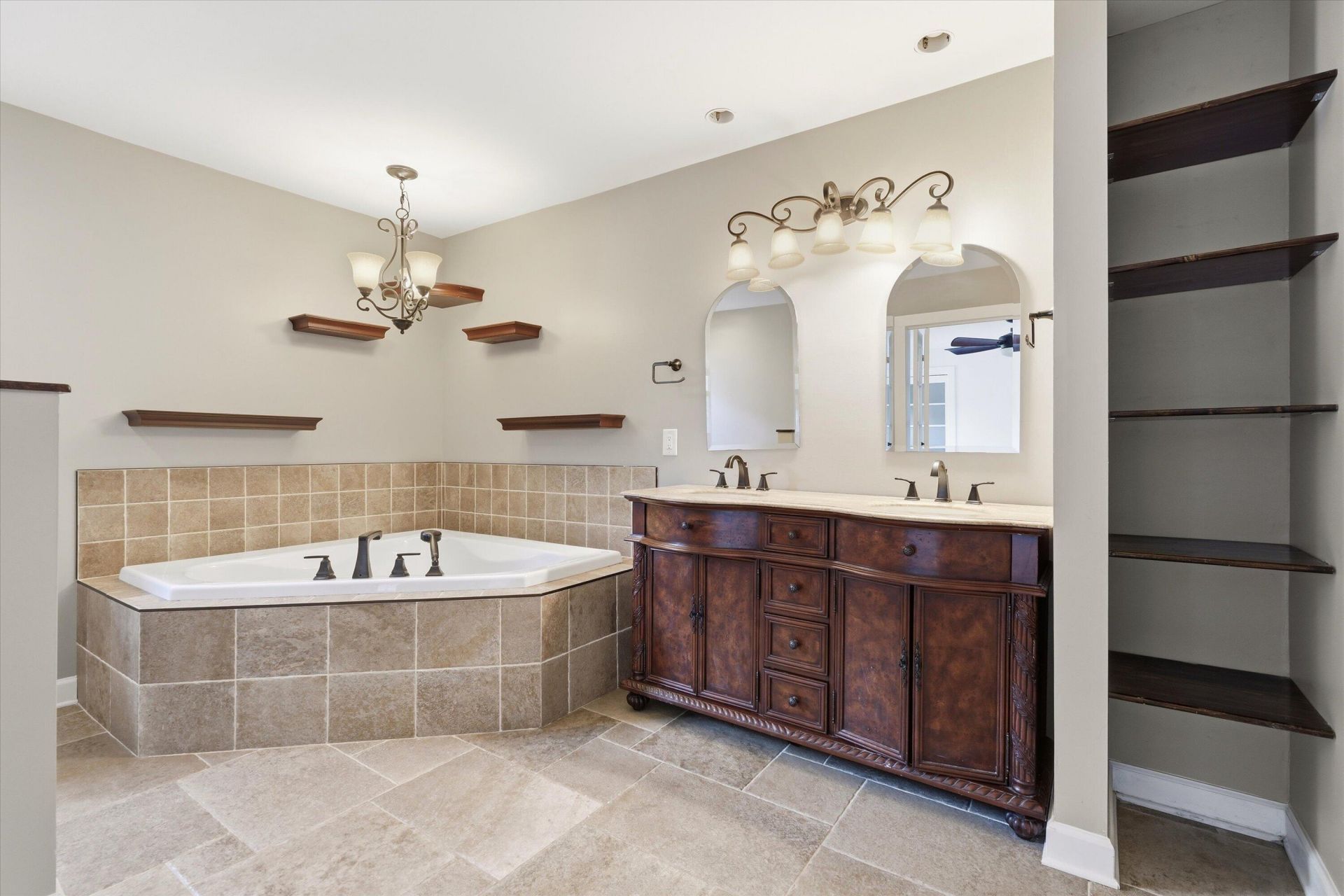 1082 Stonehenge Drive Photo 4