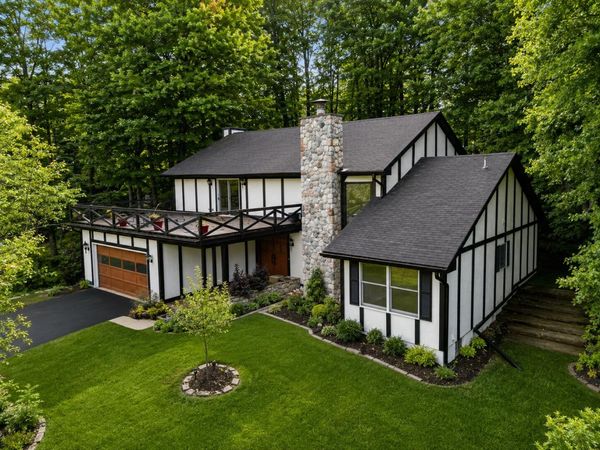 456 Roxbury Road , Valparaiso, IN 46385