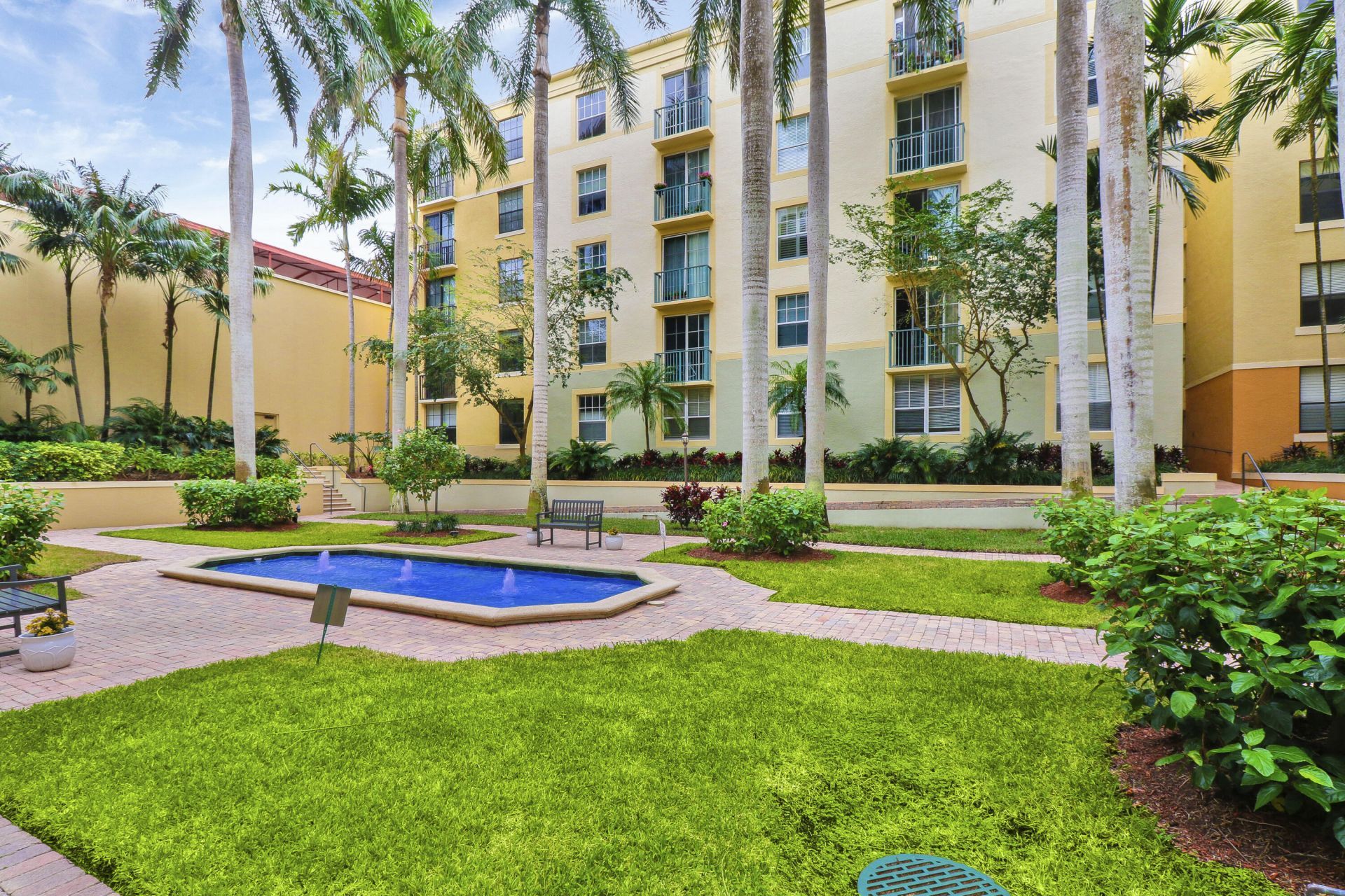 630 S Sapodilla Avenue S, Unit 411, West Palm Beach, FL 33401 Photo