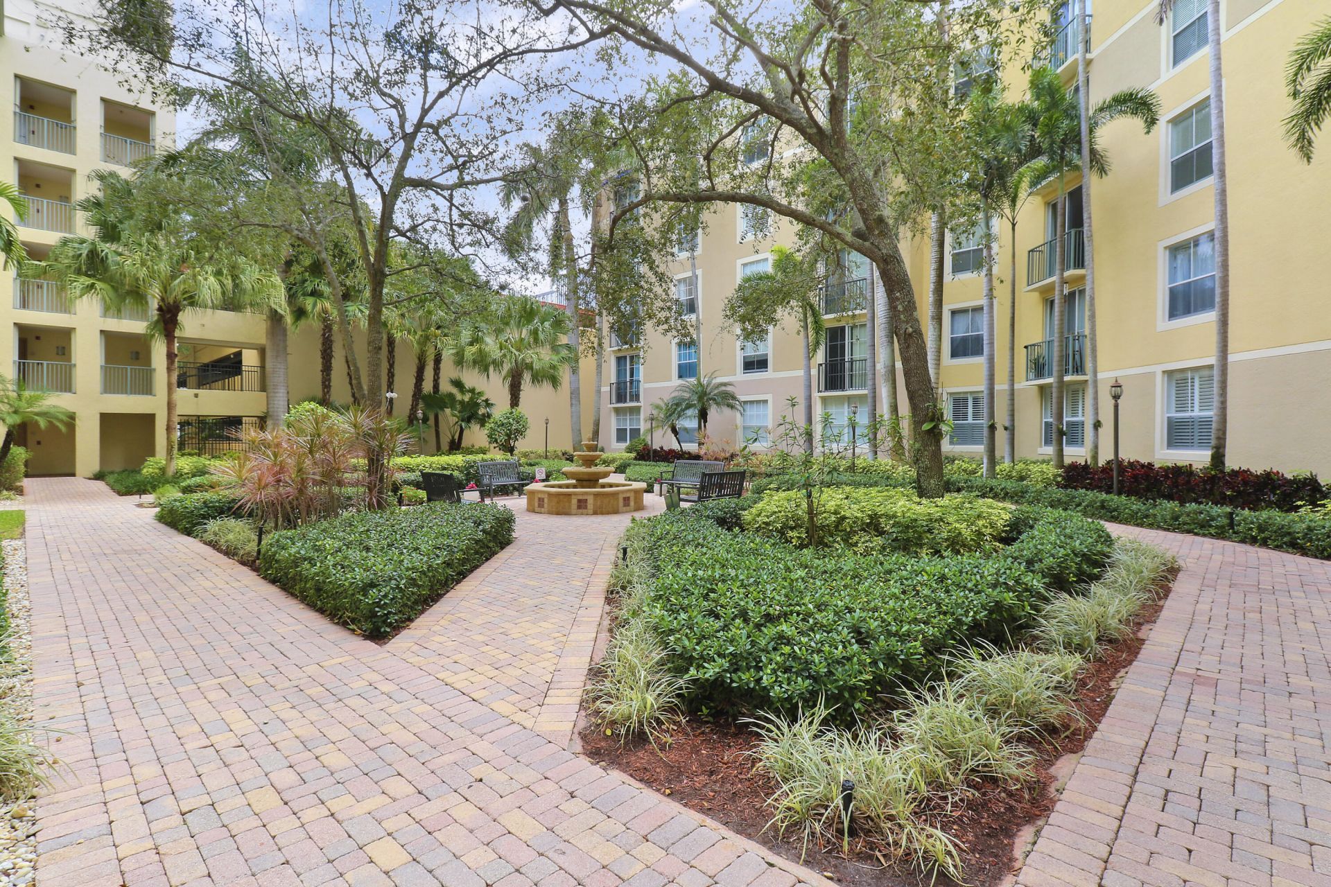 630 S Sapodilla Avenue S, Unit 411, West Palm Beach, FL 33401 Photo