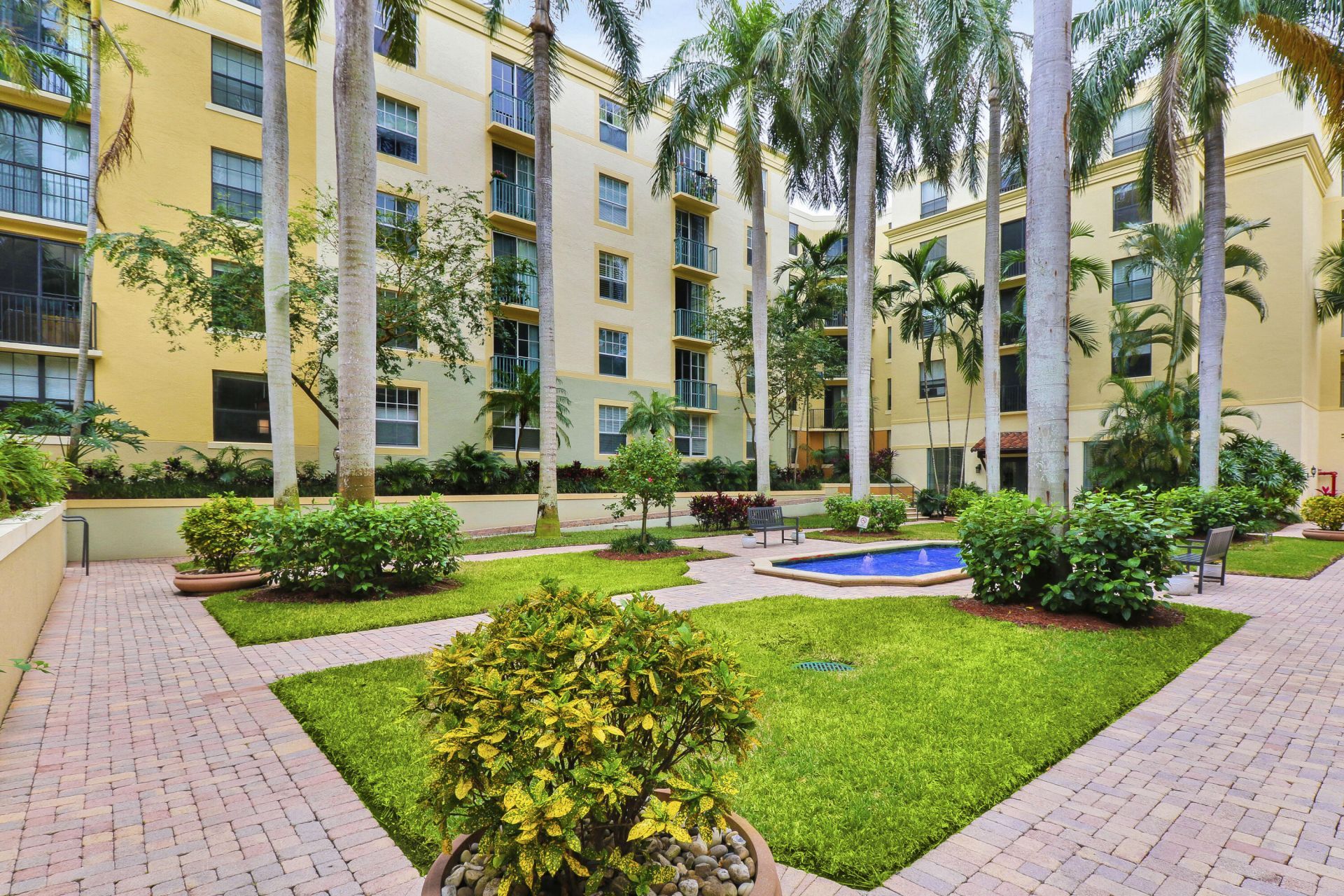 630 S Sapodilla Avenue S, Unit 411, West Palm Beach, FL 33401 Photo