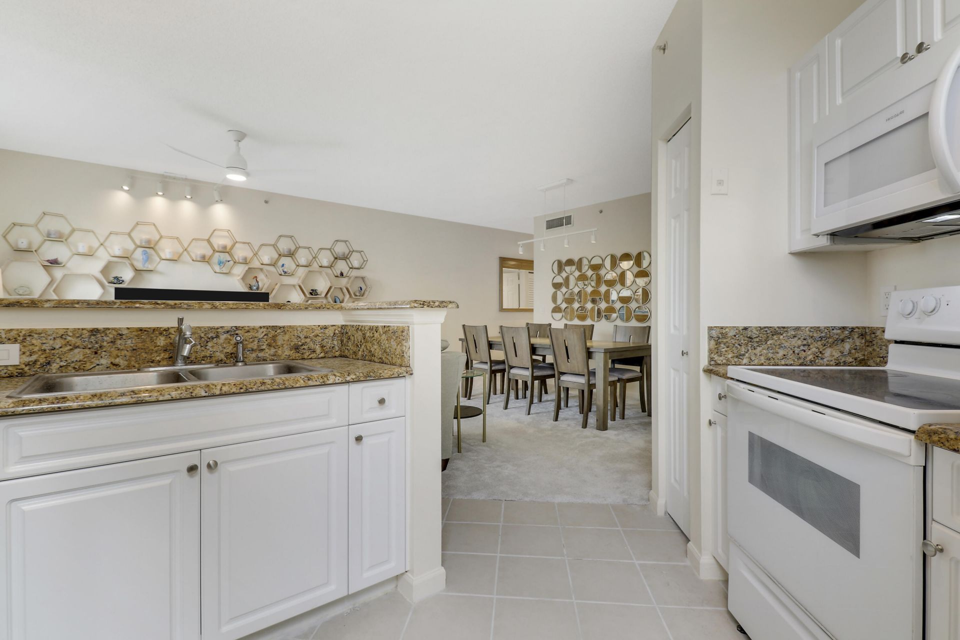 630 S Sapodilla Avenue S, Unit 411, West Palm Beach, FL 33401 Photo