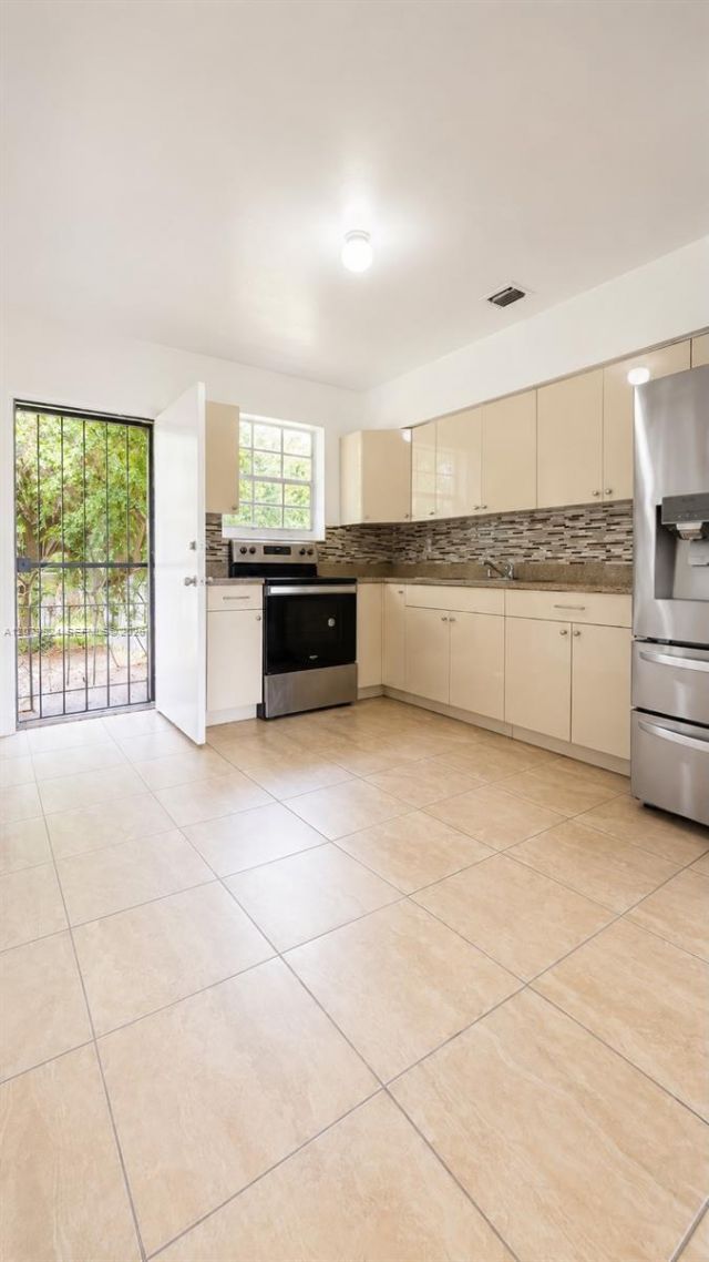1421 NE 148th St , Unit 2, Miami, FL 33161 Photo