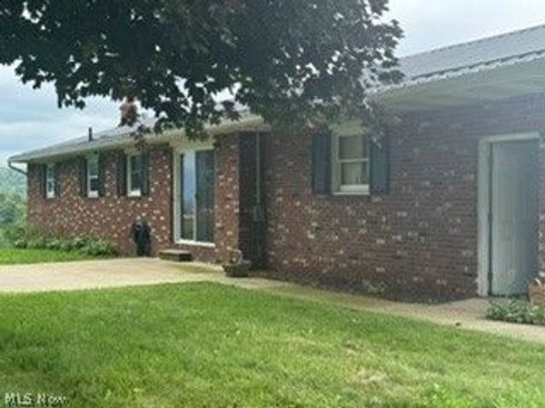 6985 State Route 39 , Millersburg, OH 44654
