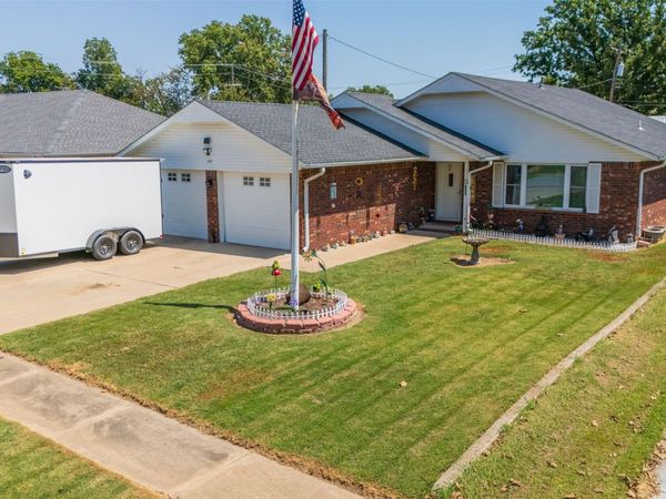 105 S Rowe Street , Pryor, OK 74361