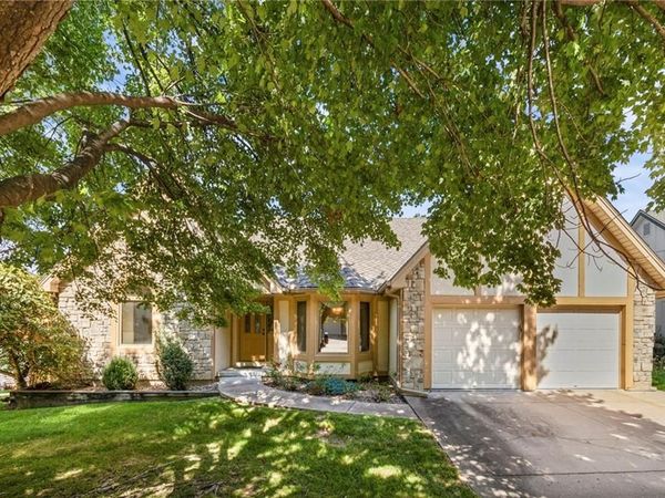 5607 N Flint Ridge Road, Kansas City, MO 64151