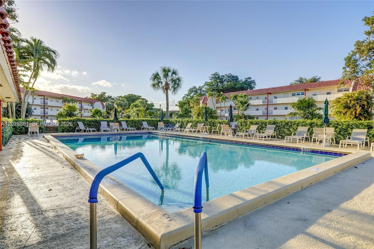 8941 S Hollybrook Blvd , Unit 205, Pembroke Pines, FL 33025 Photo