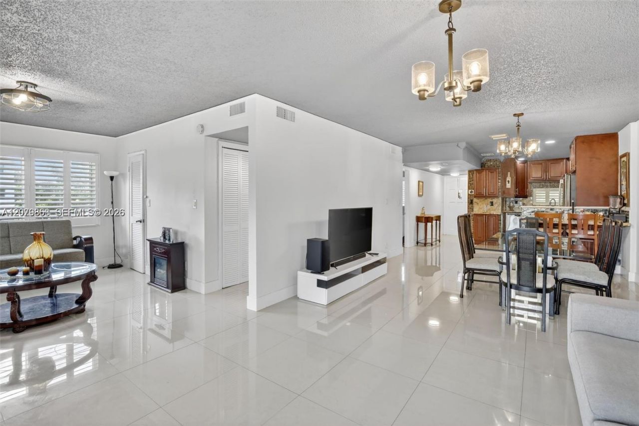 8941 S Hollybrook Blvd , Unit 205, Pembroke Pines, FL 33025 Photo