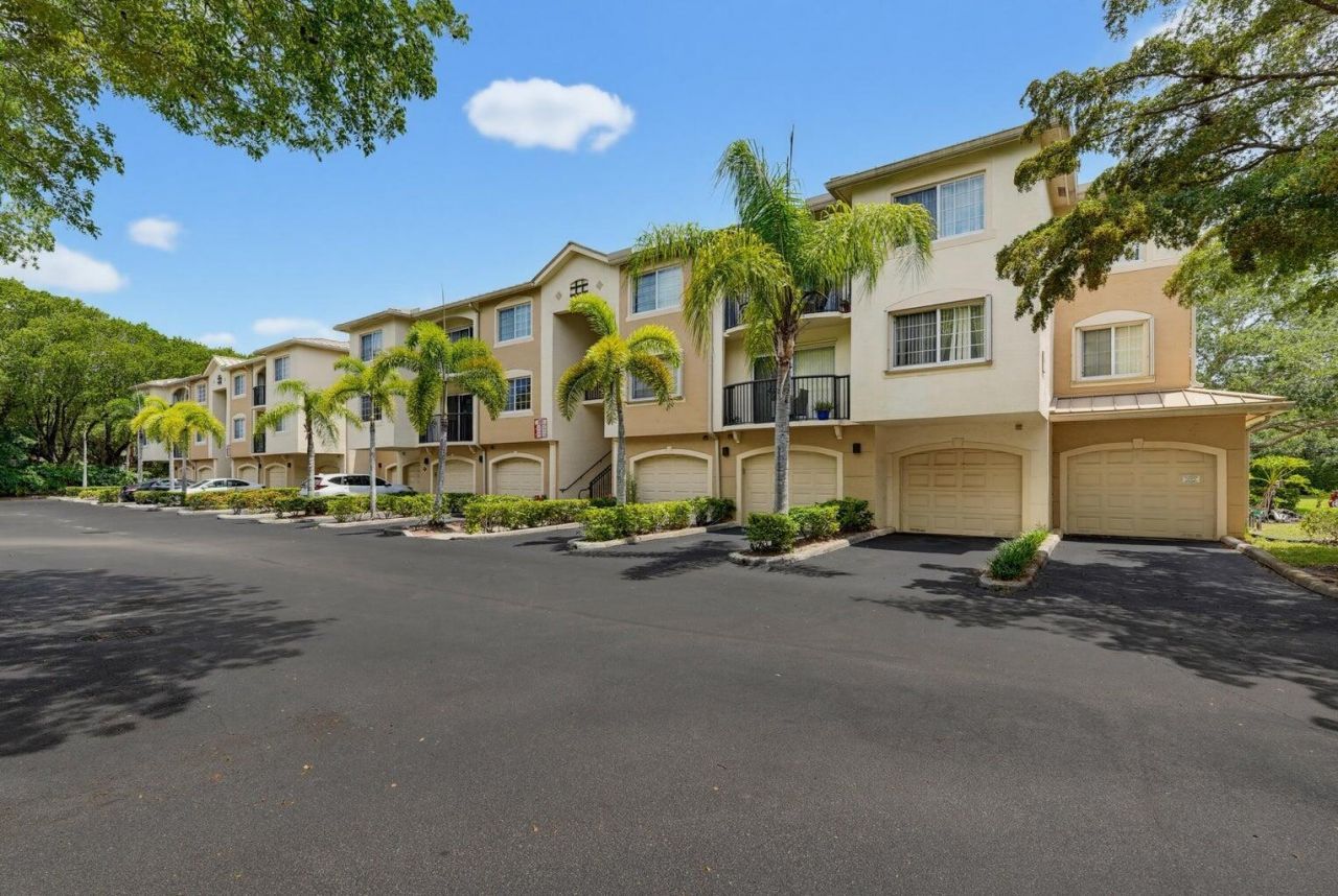 400 Crestwood Court N, Unit 417, Royal Palm Beach, FL 33411 Photo