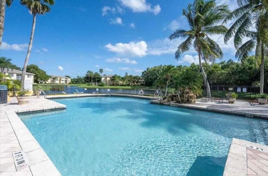 400 Crestwood Court N, Unit 417, Royal Palm Beach, FL 33411 Photo