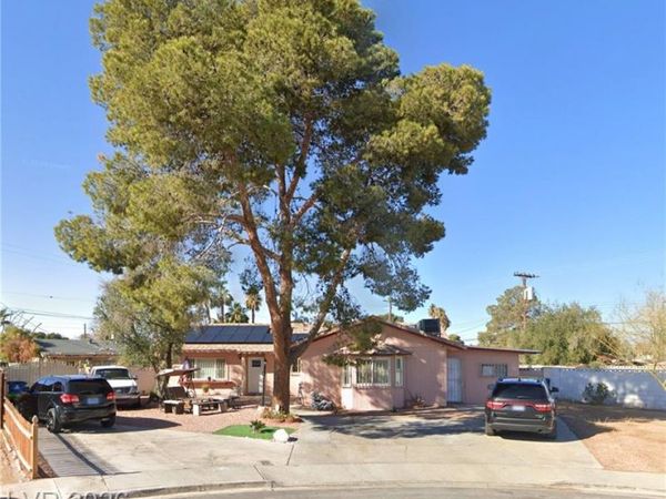 3554 Regents Circle, Las Vegas, NV 89121