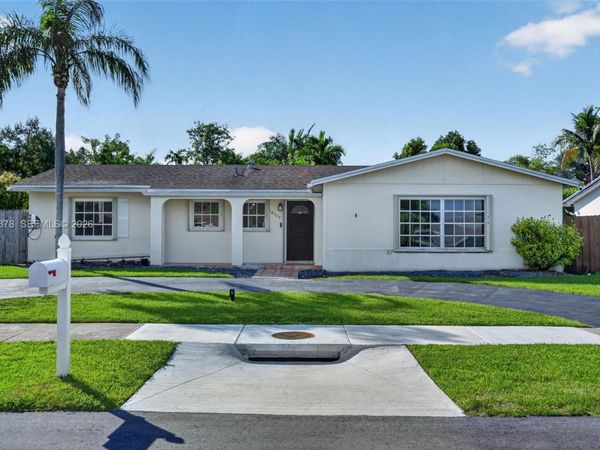 18569 SW 89th Pl, Cutler Bay, FL 33157