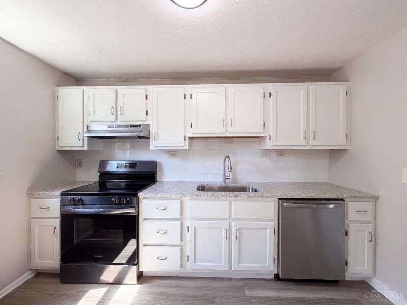 2891 Grosvenor Drive, Cincinnati, OH 45251 Photo 2