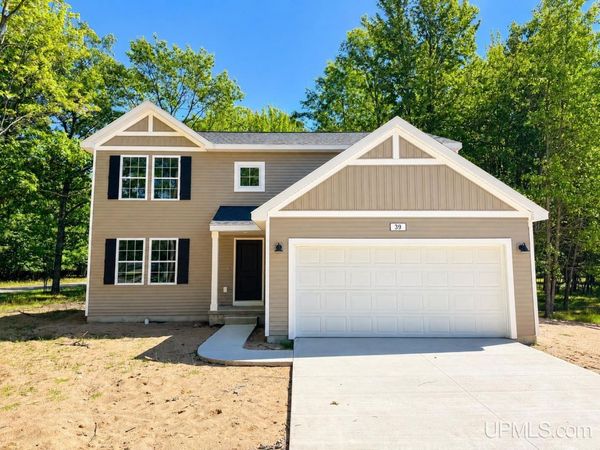 39 Tipperary Road, Gladstone, MI 49837