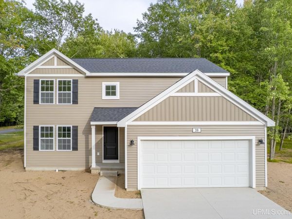 39 Tipperary Road, Gladstone, MI 49837