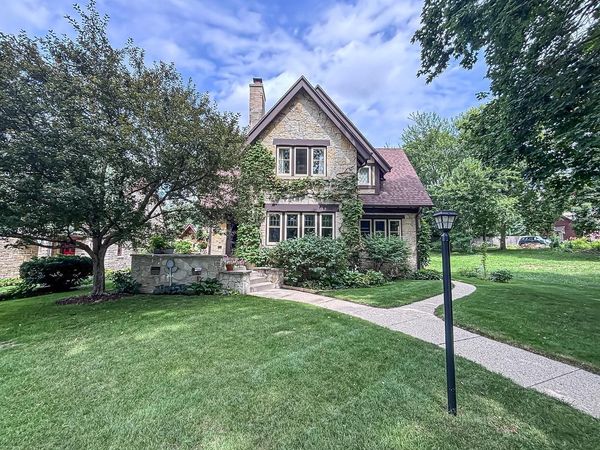 210 W College AVENUE, Waukesha, WI 53186