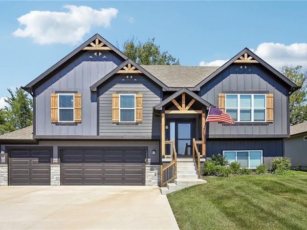 1000 NW Crestwood Drive, Grain Valley, MO 64029