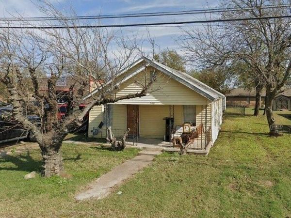 208 S Church Street , Elm Mott, TX 76640