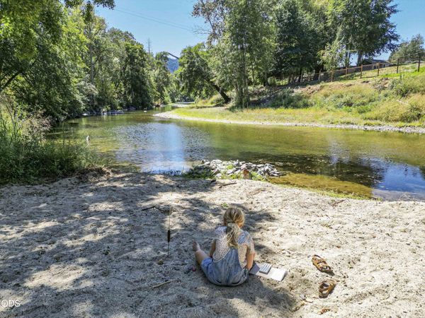 1221 E Evans Creek Road, Rogue River, OR 97537
