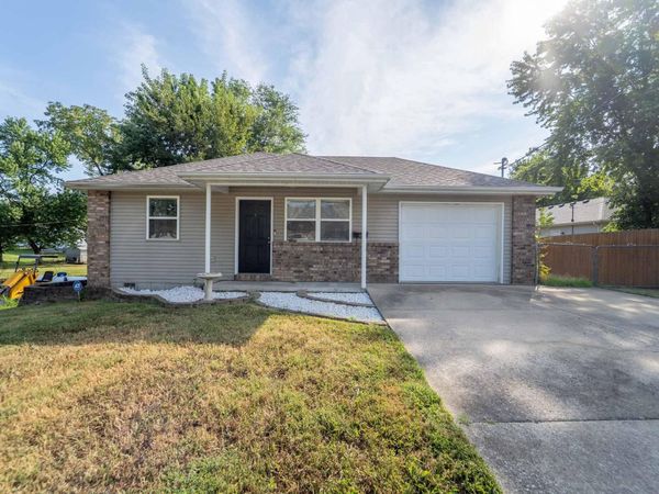 410 N Wilson Avenue , Bolivar, MO 65613