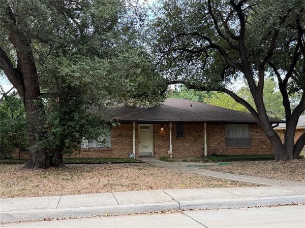 1010 Denmark Street , Grand Prairie, TX 75050