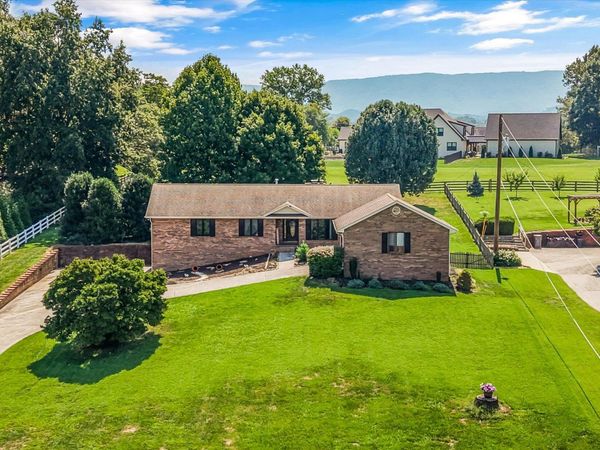 2112 Carpenters Grade Rd, Maryville, TN 37803