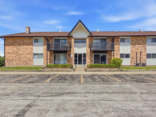 24B Kingery Quarter , Unit 106, Willowbrook, IL 60527