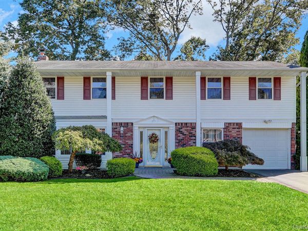 14 Milhouse Lane , Lake Grove, NY 11755