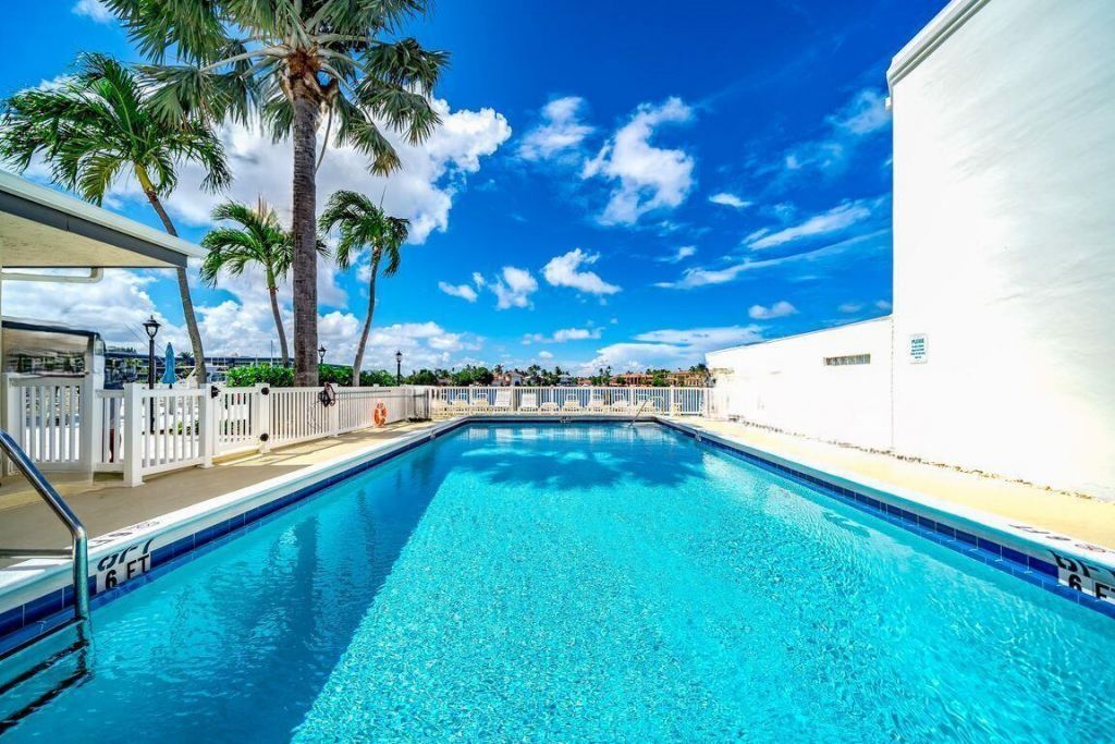 30 Pelican Pointe Drive, Unit 201, Delray Beach, FL 33483 Photo