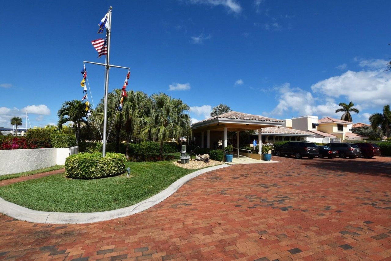 30 Pelican Pointe Drive, Unit 201, Delray Beach, FL 33483 Photo