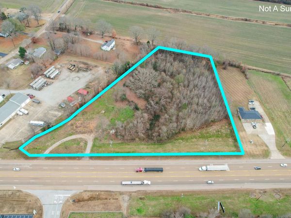1020 MULBERRY AVE, Selmer, TN 38375