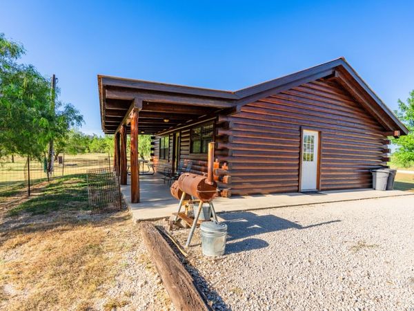 28 Private Road 3855, Utopia, TX 78884
