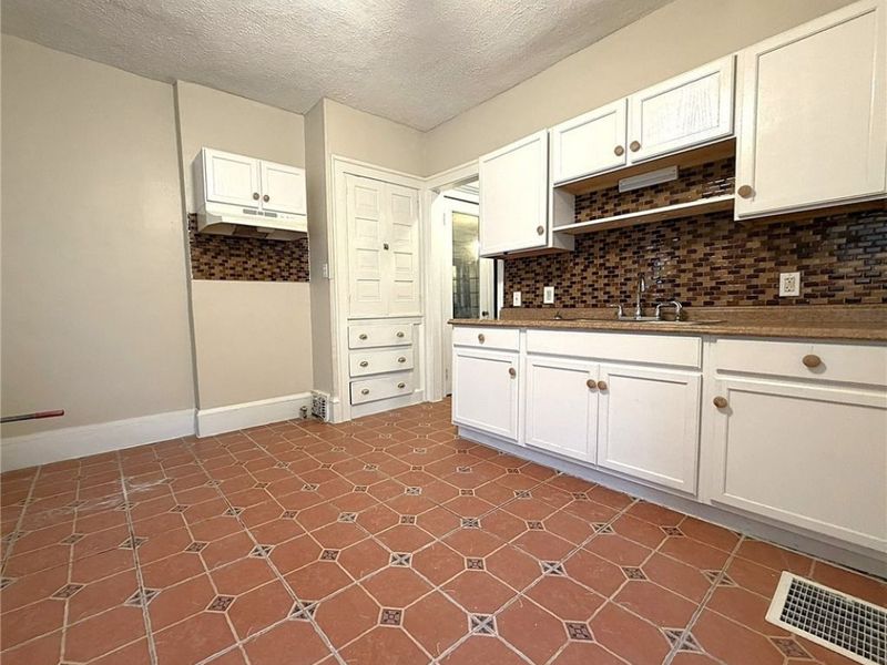 12413 Saywell Avenue, Cleveland, OH 44108 Photo 2