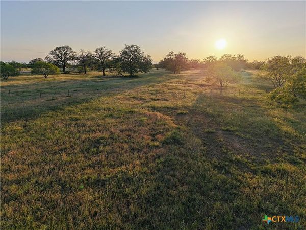 1018 Main Loop Road , Waelder, TX 78959
