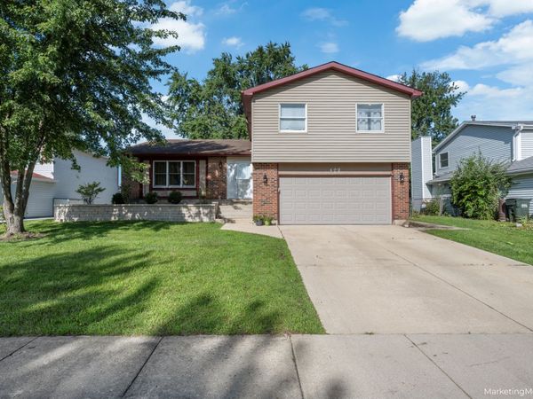 490 Heather Lane , Carol Stream, IL 60188