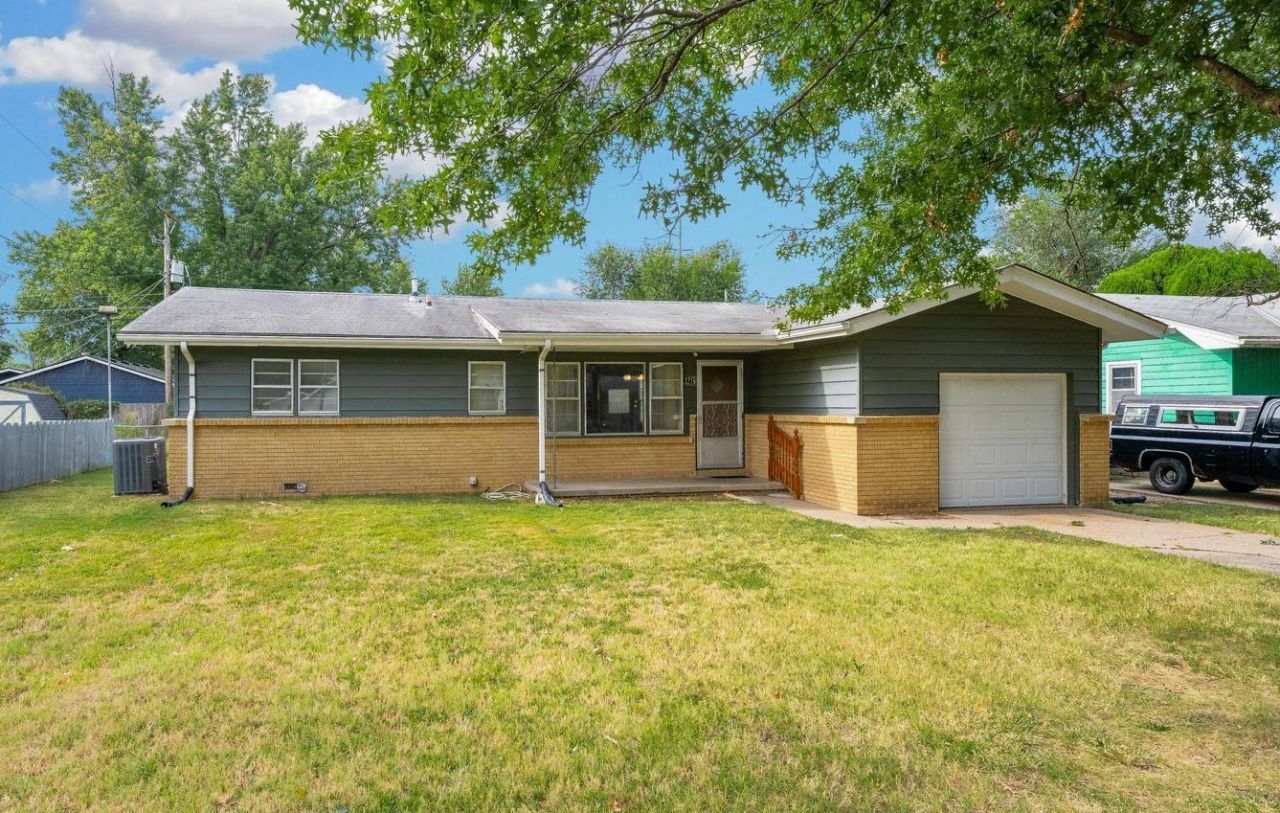 1715 E Mona Ln, Wichita, KS 67216 Main Photo
