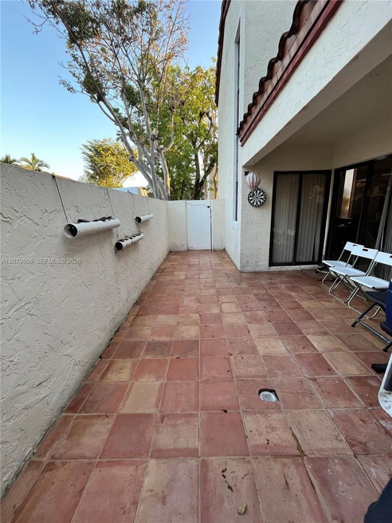 329 Ives Dairy Rd, Unit 329-02, Miami, FL 33179 Photo