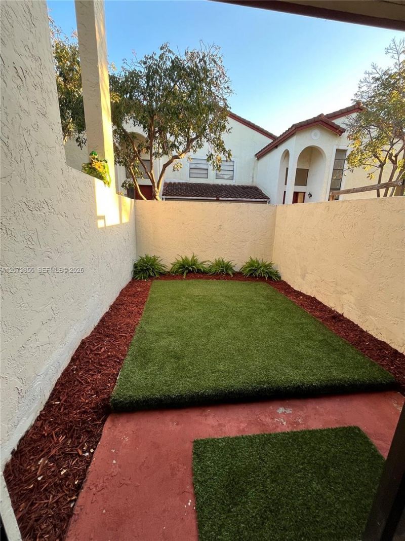 329 Ives Dairy Rd, Unit 329-02, Miami, FL 33179 Photo