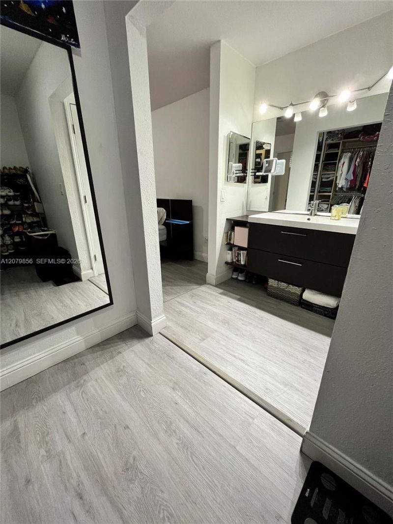 329 Ives Dairy Rd, Unit 329-02, Miami, FL 33179 Photo