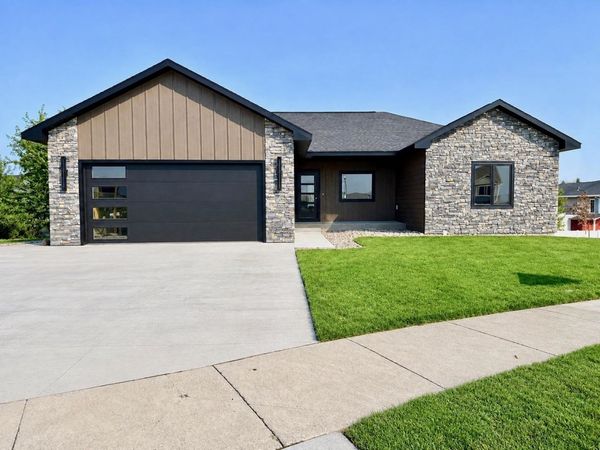 3613 Kings Court , Spirit Lake, IA 51360