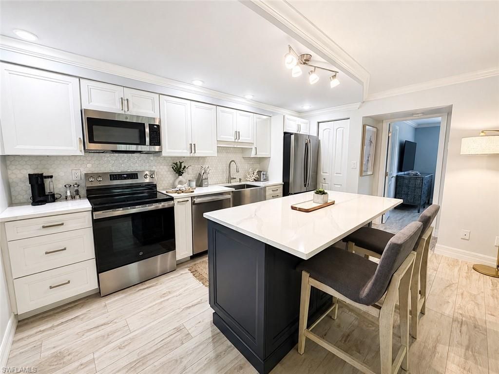 960 7th St S, Unit 103, Naples, FL 34102 Photo