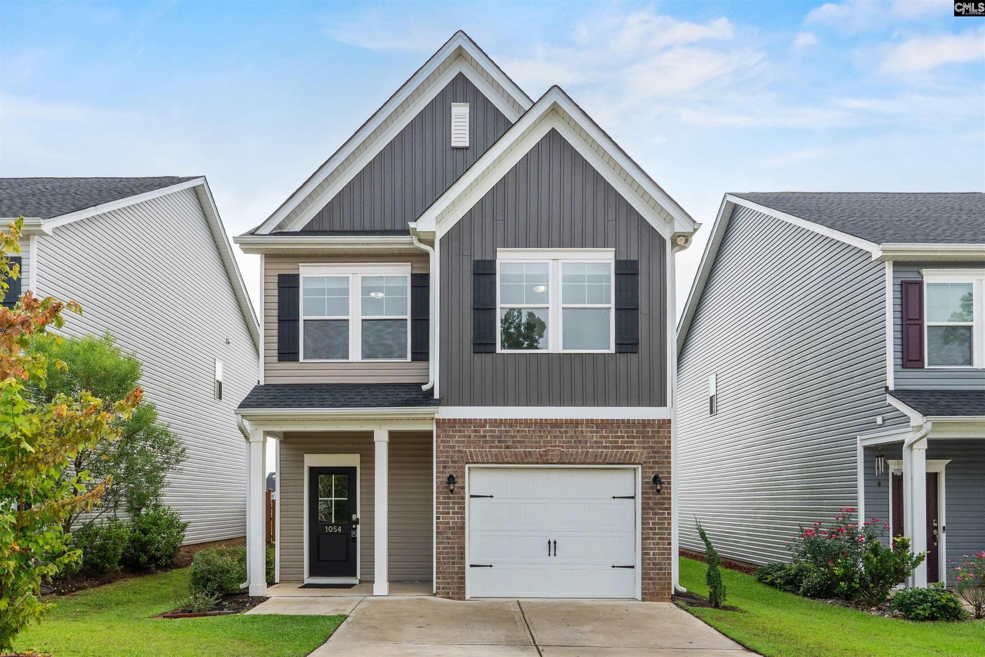 1054 Crescent Moon Loop Photo 1