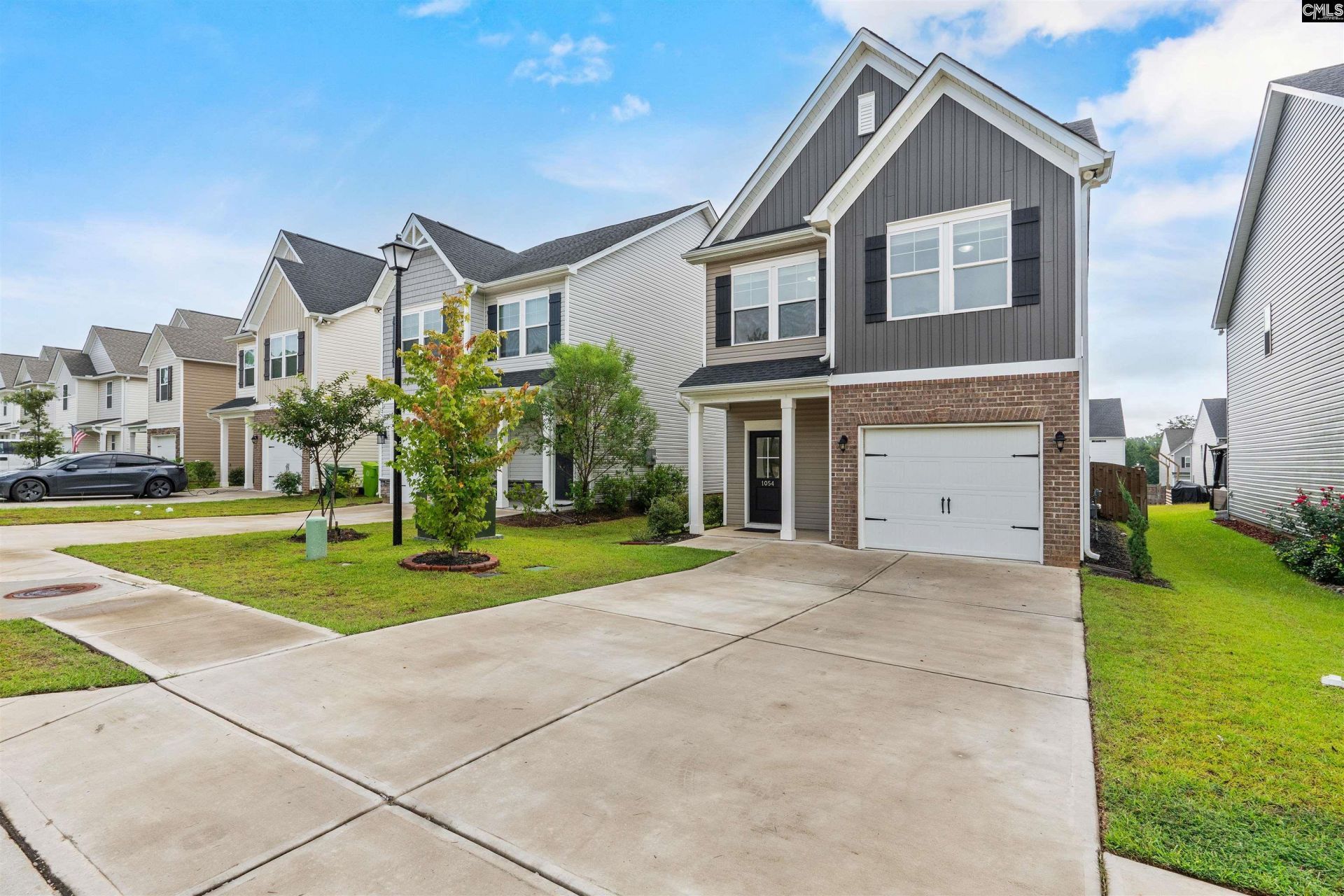 1054 Crescent Moon Loop Photo 2