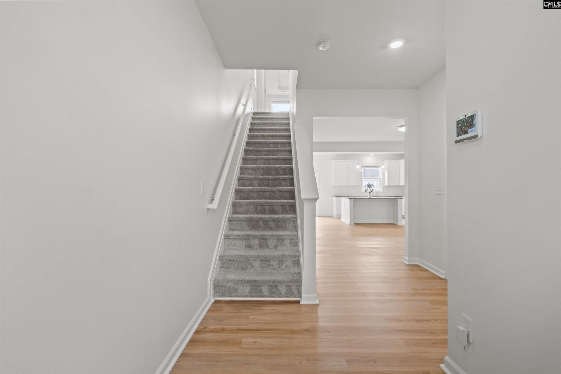 1054 Crescent Moon Loop Photo 4