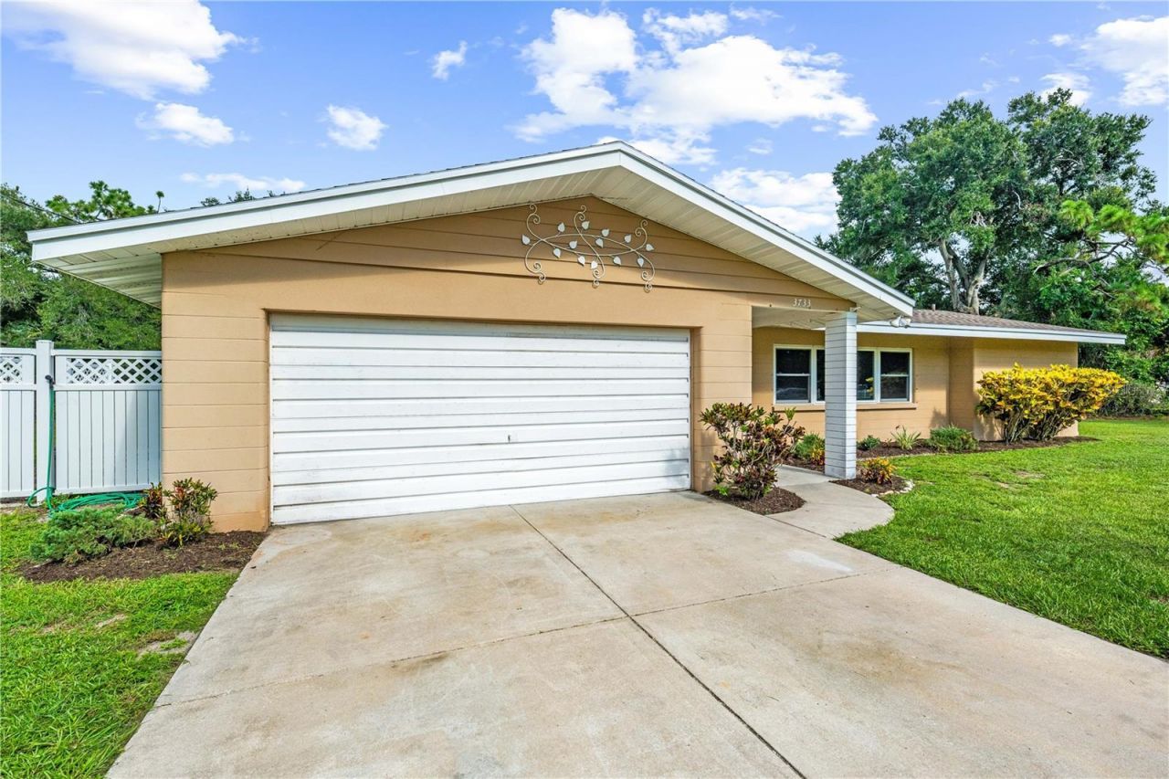 3733 Malec Circle , Sarasota, FL 34233 Photo