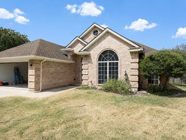 548 NW Wintercrest Road, Burleson, TX 76028