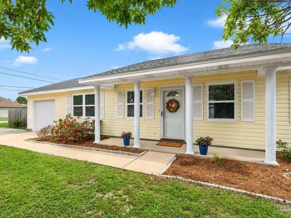 1462 Central Pkwy, Gulf Breeze, FL 32563