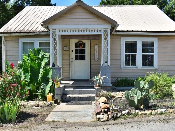 1512 Adams St, Athens, TN 37303