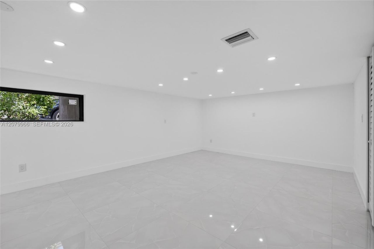 1200 NE 204th Ter , Miami, FL 33179 Photo