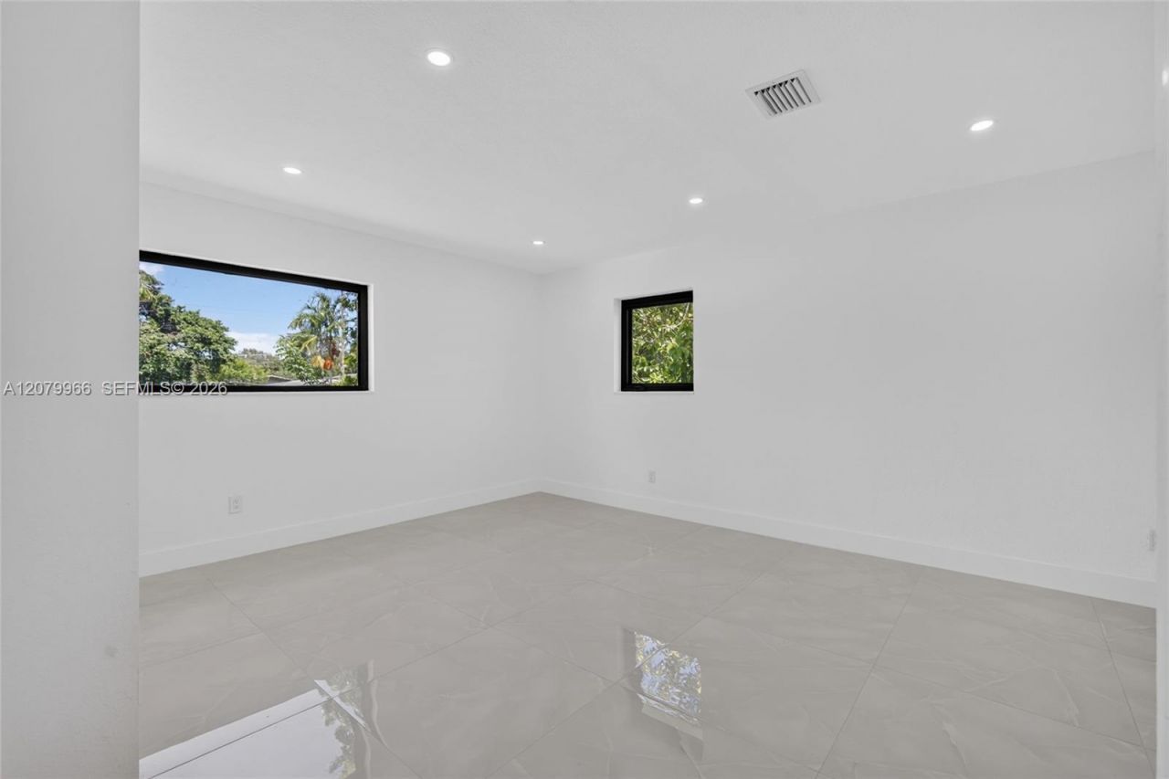 1200 NE 204th Ter , Miami, FL 33179 Photo